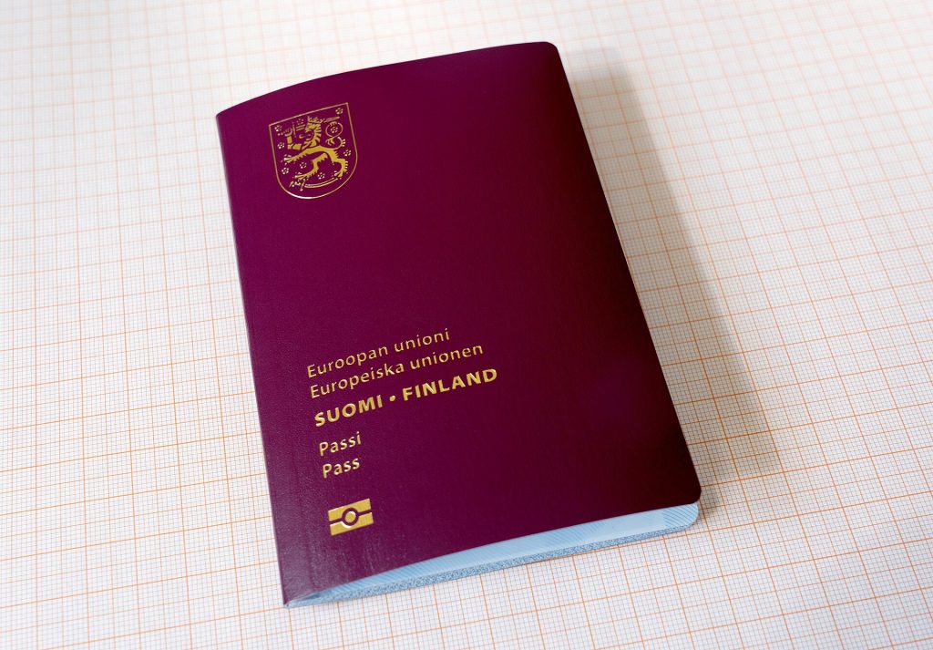 Suomen viininpunainen passi vuoden 2023 mallia pöydällä