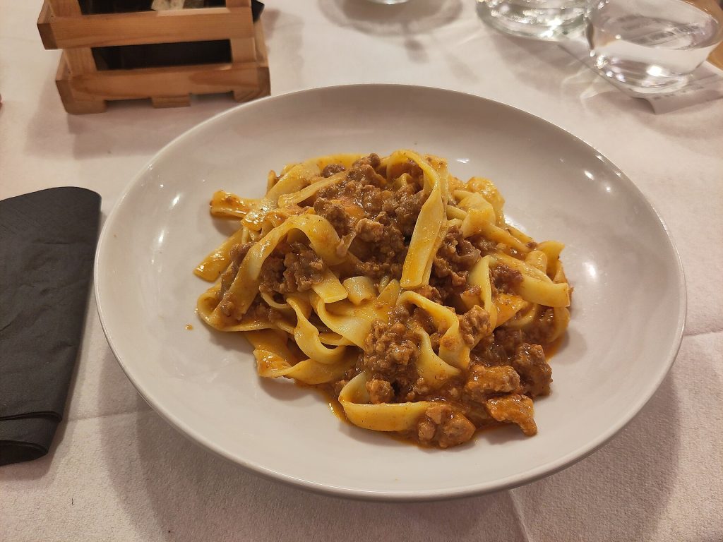 Annos tagliatelle al ragù -nauhapastaa lautasella bolognalaisessa ravintolassa