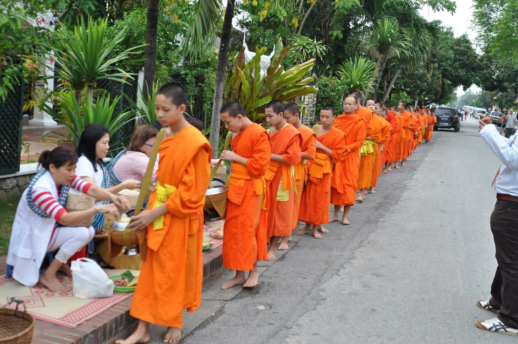 Munkkien aamuinen almukierros Luang Prabangin kadulla Laosissa
