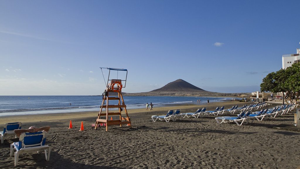 El Médanon hiekkaranta ja taustalla Montaña Rojan tulivuorenkartio