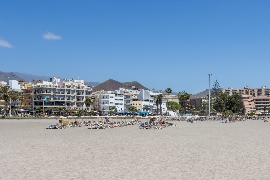 Los Cristianosin hiekkaranta ja rantabulevardin hotellit Teneriffan etelärannikolla