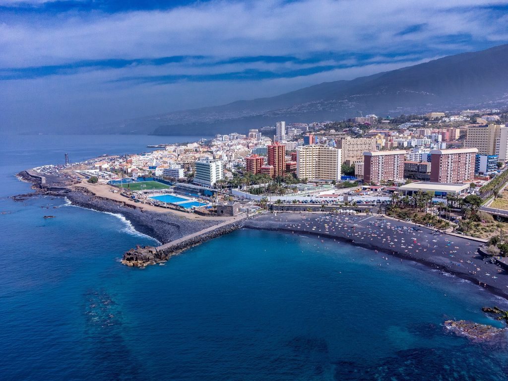 Ilmakuva Puerto de la Cruzin rannikosta ja kaupungista Teneriffan pohjoisrannikolla
