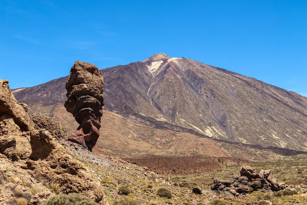 Roque Cinchado -kalliomuodostelma ja Teide-tulivuori Teiden kansallispuistossa Teneriffalla