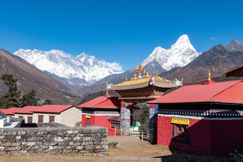 Tengbochen buddhalainen luostari, taustalla Everest, Lhotse ja Ama Dablam
