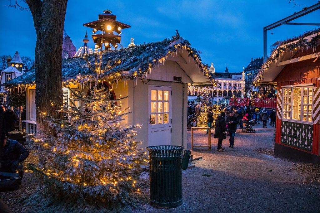 Joulumarkkinakojuja ja valaistu joulukuusi Tivolissa illalla