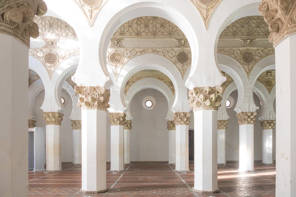 Santa María la Blancan entisen synagogan valkoiset hevosenkenkäkaaret ja koristellut pylväänpäät