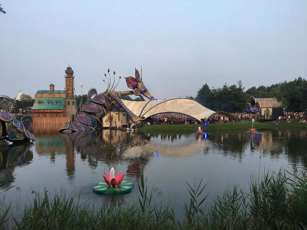 Tomorrowlandin festivaalialue De Schorren järven rannalla Boomissa