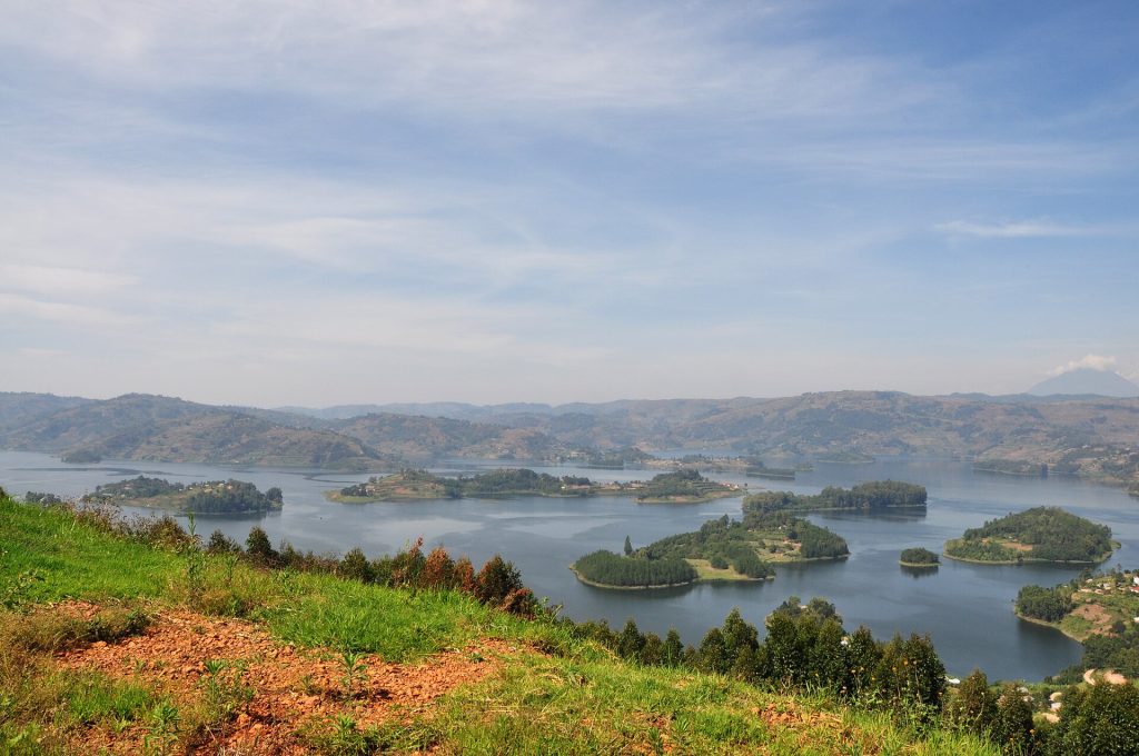 Bunyonyijärven saaria ja vihreitä rinteitä Lounais-Ugandassa