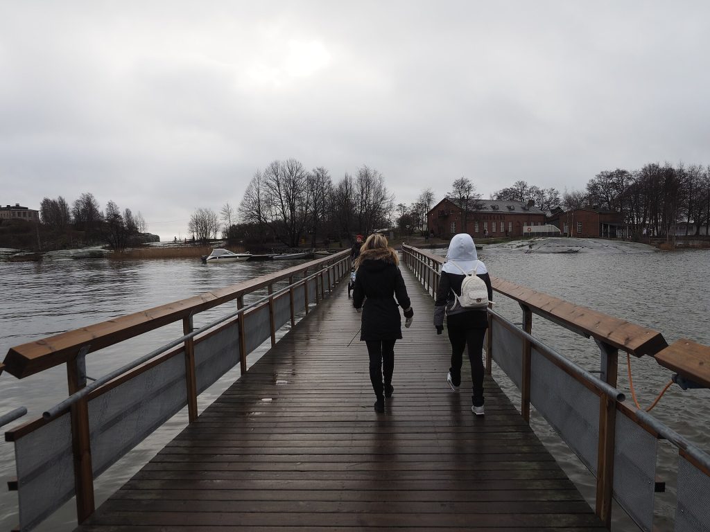 Talvinen ponttonisilta Kaivopuistosta Uunisaareen ja kävelijöitä sillalla