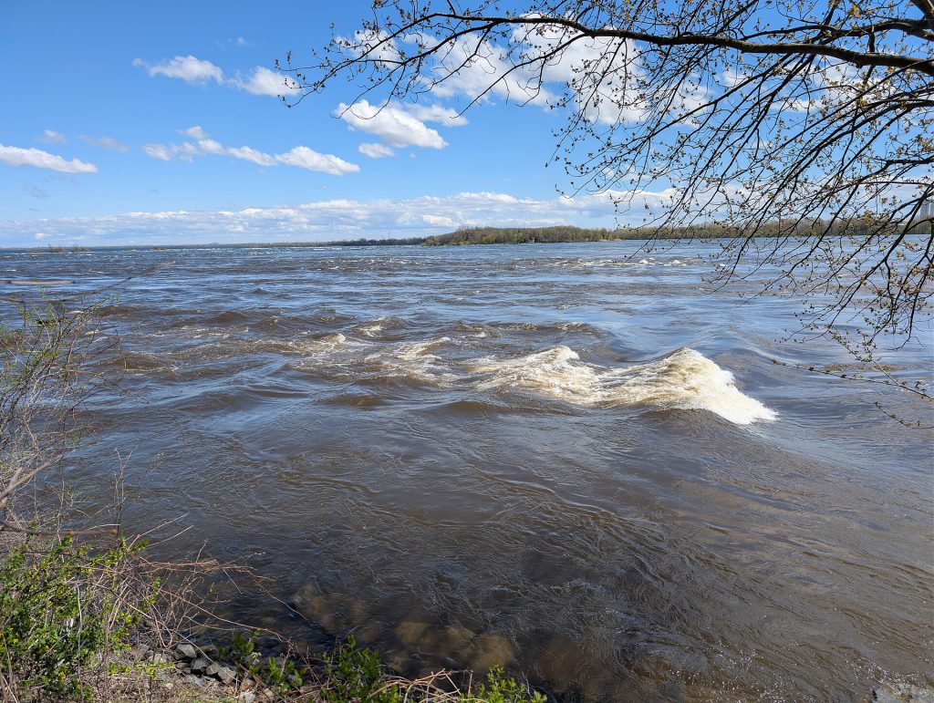 Vague à Guy -aalto Saint-Laurent-joessa Parc des Rapides -puiston rannassa Montrealissa