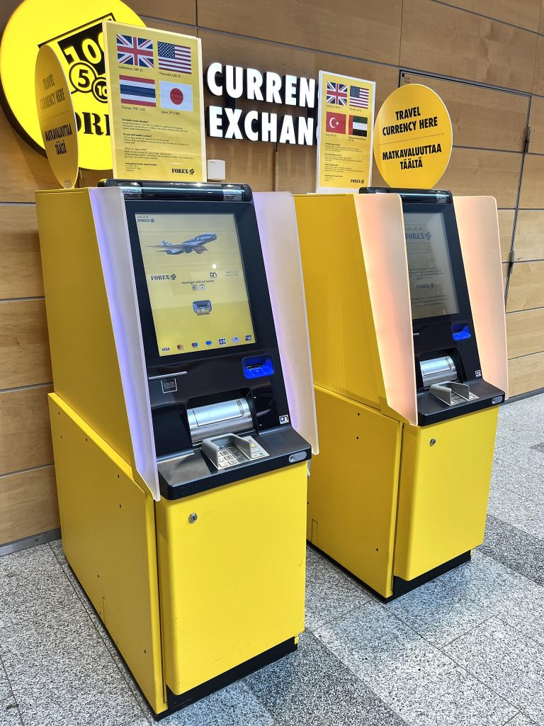 Kaksi valuutanvaihtoautomaattia