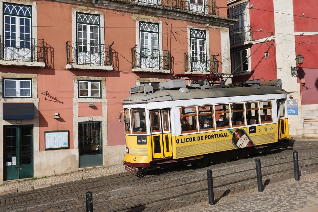 Keltainen raitiovaunu Largo de Santa Luzian aukiolla Lissabonin Alfamassa