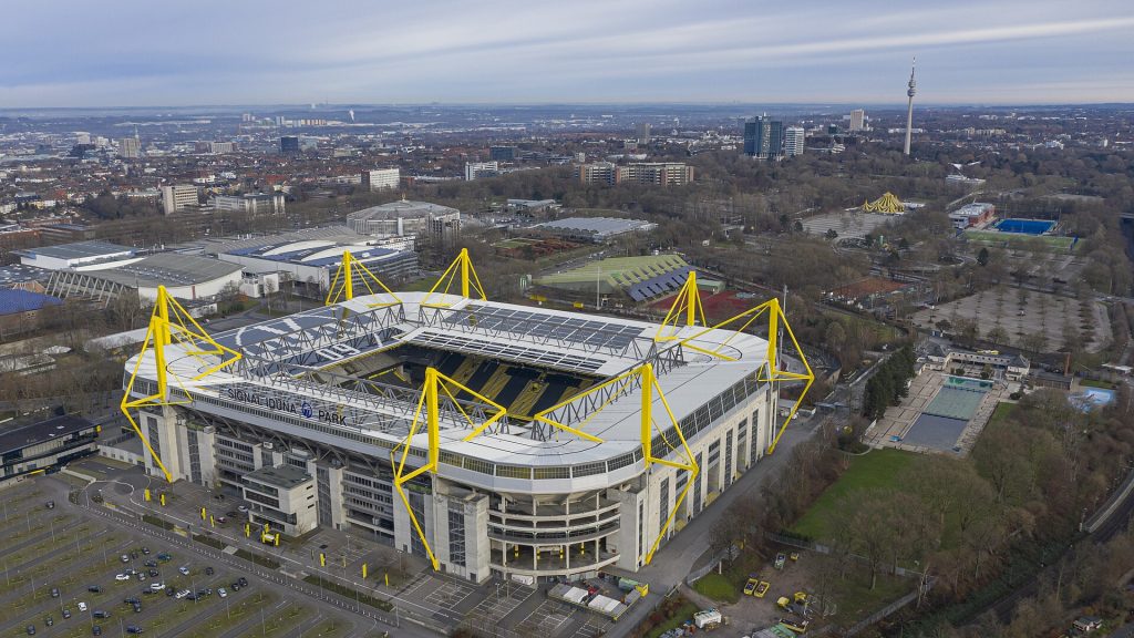Dortmundin Westfalenstadion keltaisine pylväineen ilmasta kuvattuna