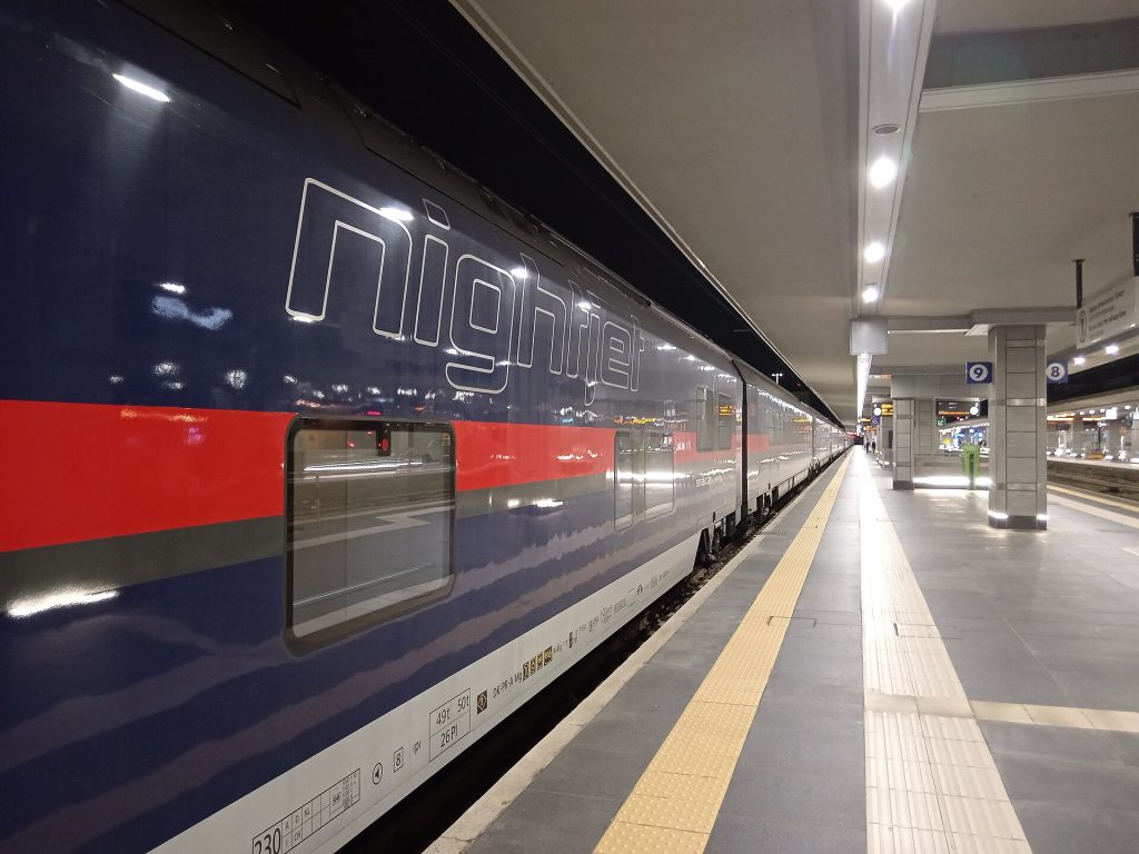 Yöjuna asemalaiturilla Bolognassa