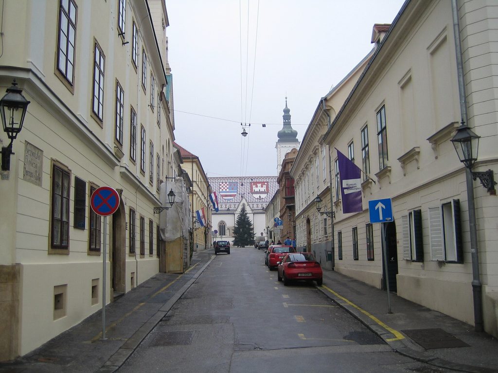 Ćirilometodska-katu Zagrebin yläkaupungissa ja museon violetti lippu talon seinällä